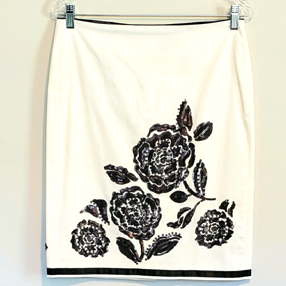 WHBM WHITE W/BLACK SEQUIN EMBELLISHED SKIRT SZ 4